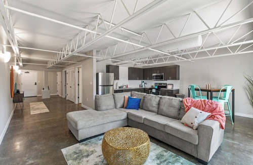 Downtown Des Moines Apartment | Relax & Recharge 1br Downtown Loft w Private Patio
