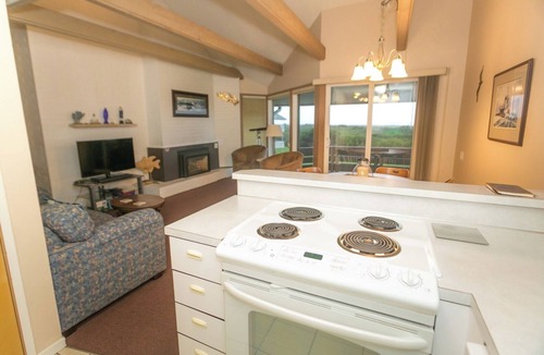 Ocean Shores Apartment | Relax & Recharge – Oceanview Stay with Sauna, Pool and Fire Pit