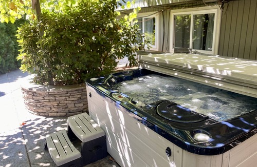 Roseburg House | Relax & Rejuvenate in 4Br home with Hot Tub & Deck, in heart of Roseburg