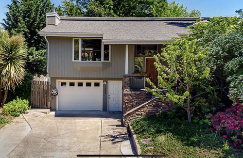 Roseburg House | Relax & Rejuvenate in 4Br home with Hot Tub & Deck, in heart of Roseburg