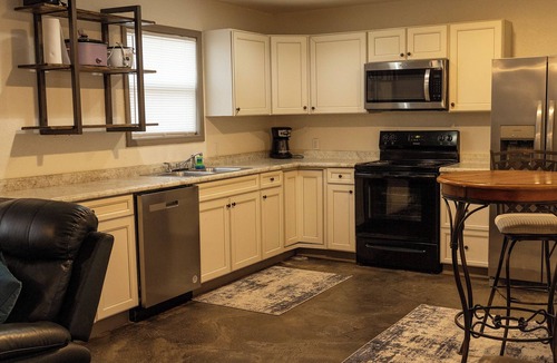 Birdeye House | Relax with the whole family as you visit a small town in Arkansas.