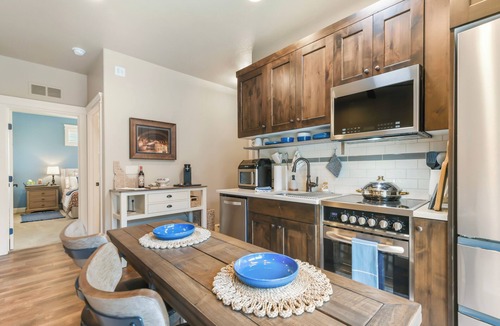 Star Condo | Relaxing 1-bedroom condo close to Starbucks, & restaurants, in quaint Star, ID.