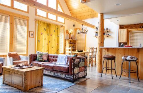 Klamath Falls Ski Chalet | Relaxing 3 bedroom, 2 bathroom comfortable Running Y chalet