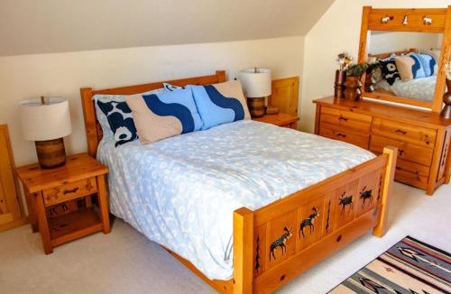Klamath Falls Ski Chalet | Relaxing 3 bedroom, 2 bathroom comfortable Running Y chalet