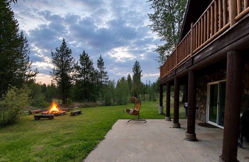 Tamarack Resort Cabin | Relaxing 5 Bedroom Log Cabin with Large Backyard