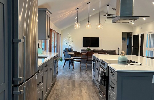 Burley House | Relaxing Beach House on Rocky Bay - waterfront!