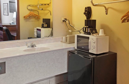 Guymon Hotel | Relaxing Couple’s Getaway – Explore Guymon with Ease!