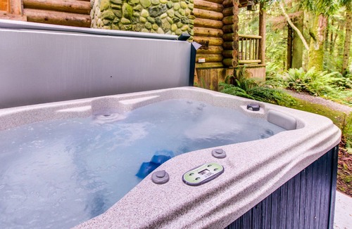 Greenbank Cabin | Relaxing, dog-friendly escape with private hot tub, covered porch & jetted tub