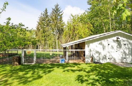 Gig Harbor House | Relaxing Farm Retreat- Fresh Eggs with Every Stay!