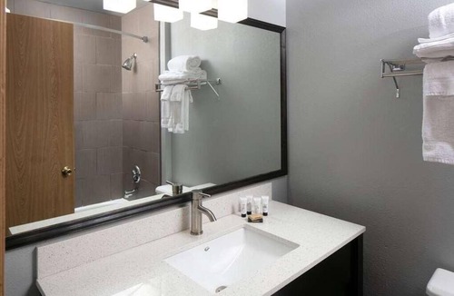 Sequim Hotel | Relaxing Getaway! Free Breakfast, Minutes to Sequim State Park!