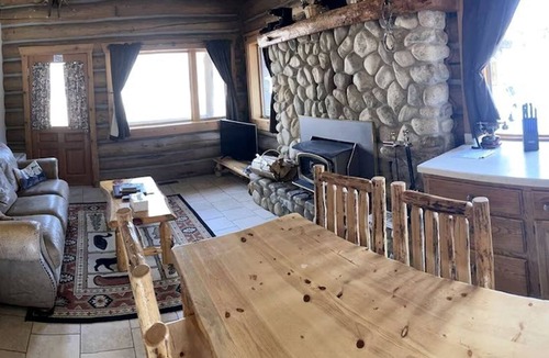 Darby House | Relaxing Glamping Vacation: Fantastic Log Cabin with a Hot Tub in Darby, MT