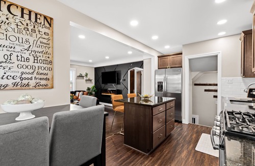 Ferndale House | Relaxing~ Hot Tub ~ Hideout with Home Theatre ~ Arcade games ~ & Pool Table!