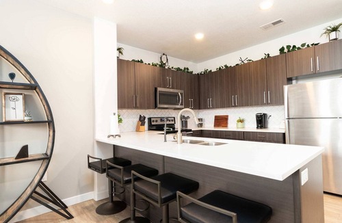 Draper Apartment | Relaxing Luxury Stay King Beds Pool Fitness Center