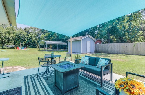 Long Beach House | RELAXING & QUIET! Walk to Beach, Large Patio, Big Fenced Yard, Pet Friendly