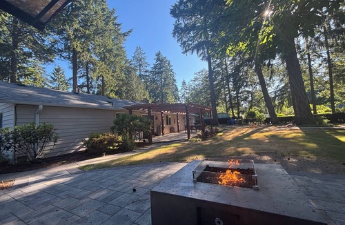 Lakewood House | Relaxing Rancher with Fire-Pit Ferns and Firs Lakewood