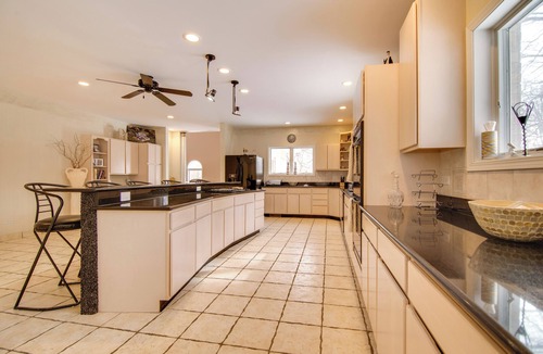 Hoffman Estates Villa | Relaxing Sauna: Hoffman Estates Villa in Elgin!