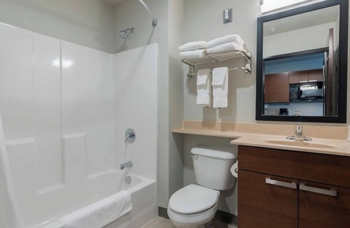 Altoona Hotel | Relaxing Stay Near Des Moines Attractions & Adventureland Park l 3 Rooms