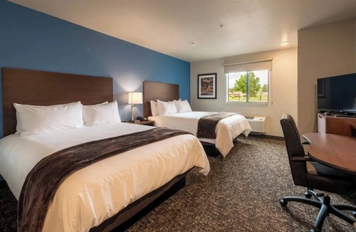 Altoona Hotel | Relaxing Stay Near Des Moines Attractions & Adventureland Park l 3 Rooms