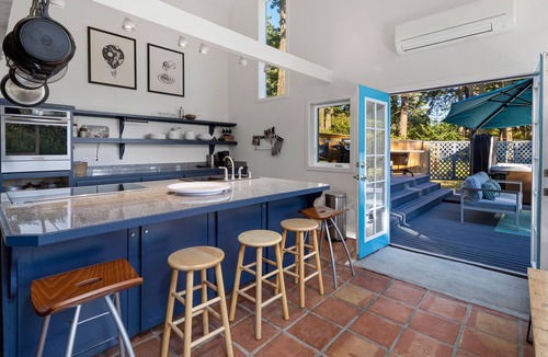 Friday Harbor House | Relaxing two-bedroom, hot tub, pet friendly (HH)