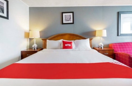 Jennings Hotel | Relaxing King Unit! Close to Golf Course, Large Bed, High-Speed Wi-Fi Included!