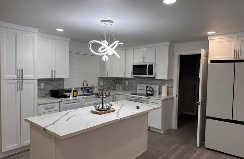 Tukwila House | Remodeled 5BR - 5-Bed, Marble Baths, Near SeaTac Airport. Spacious vacation home