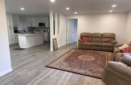 Tukwila House | Remodeled 5BR - 5-Bed, Marble Baths, Near SeaTac Airport. Spacious vacation home