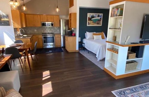 Friday Harbor Apartment | Remodeled and close to ferry & farmer’s market!