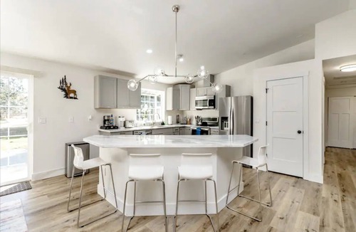 Pierce County Cabin | Remodeled Cottage w/Hot tub, 15 mins away from Mt. Rainier Park entrance