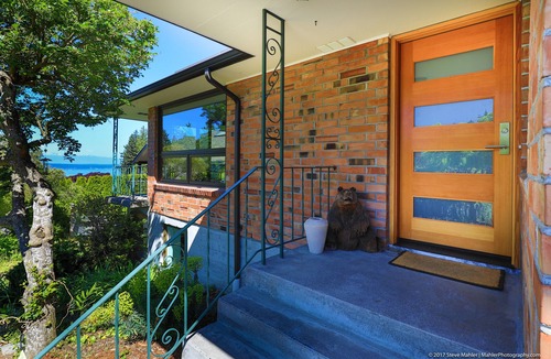 Richmond Highlands House | Remodeled mid-century view home close to Seattle