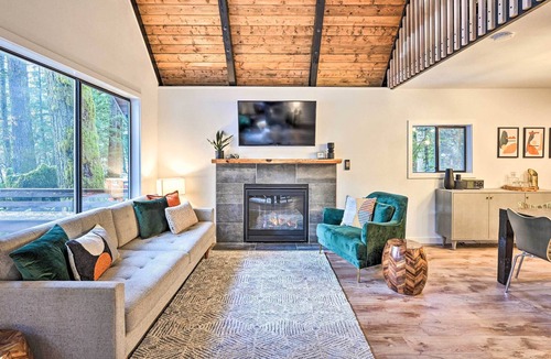 Skykomish Cabin | Remodeled Skykomish Escape w/ Loft + Hot Tub!