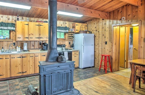 Worley Cabin | Remote Escape: Serene Lakeside Cabin w/Beach