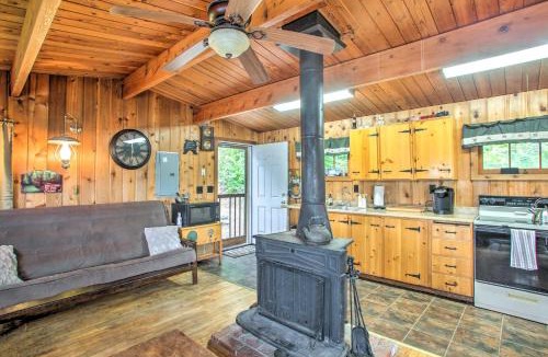 Worley House | Remote Escape: Serene Lakeside Cabin w/Beach