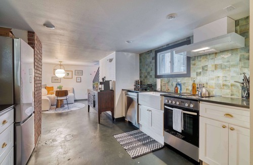 Nob Hill Apartment | Renovated 2BR Garden Suite Steps to NW 23rd