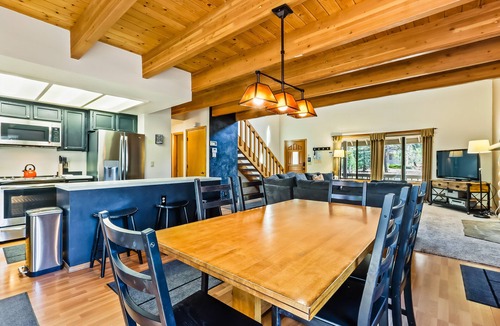 Sunriver House | Renovated Lodge with Private Hot Tub, SHARC Passes, and Shared Pool - Dogs OK