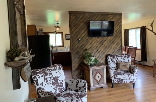 Gardiner House | Reserve 2, or all 4 cabins on this 13 acre horse ranch 5 mins from Yellowstone