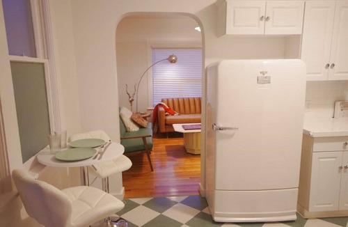 North End House | ★ Retro 6th Ave 2br. Patio oasis. Epic Tiki room
