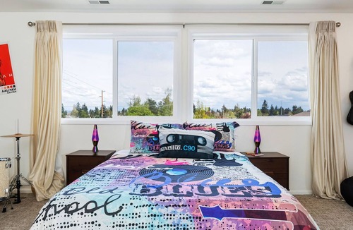 North End House | Retro-90s Theme|Movie Projector|Nintendo|Close to Waterfront