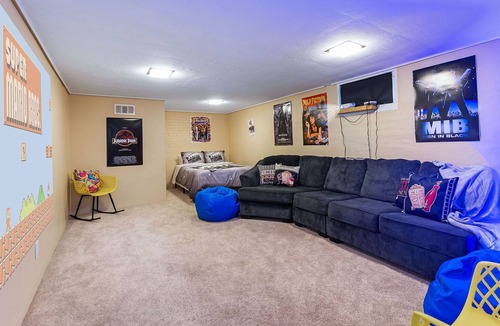 North End House | Retro-90s Theme|Movie Projector|Nintendo|Close to Waterfront