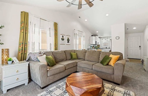 Caldwell House | Retro Caldwell Retreat | Backyard Hammocks | Sleeps 10