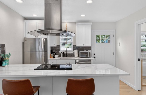 Alberta Arts District House | Retro-Chic Walk to Galleries + Cafés Fenced