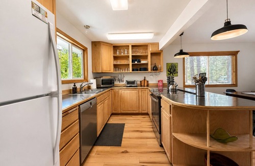 Leavenworth House | Retro | Hot Tub | Dogs OK | Community Beach | BBQ