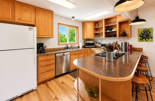 Leavenworth House | Retro | Hot Tub | Dogs OK | Community Beach | BBQ
