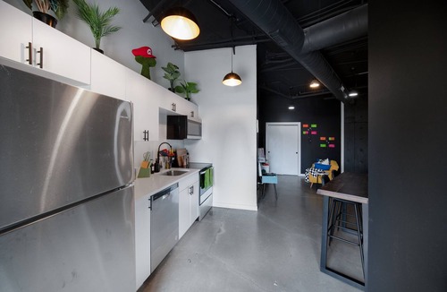 Downtown Des Moines Apartment | Retro Loft in downtown Des Moines with Terrace, Free Parking, gym, wells fargo