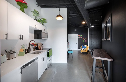 Downtown Des Moines Apartment | Retro Loft in downtown Des Moines with Terrace, Free Parking, gym, wells fargo