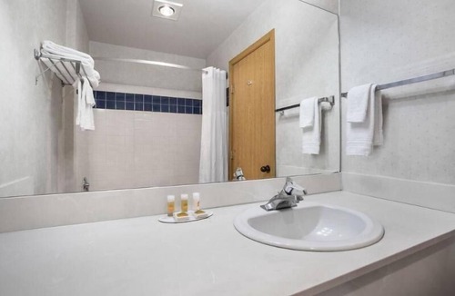 Sequim Hotel | Reunions & Getaways! Free Parking, Indoor Pool, Hot Tub & Spa, Nearby Casino!
