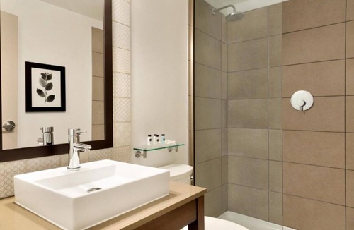 SeaTac House | Ride the free SEA airport shuttle to our hotel in Seattle