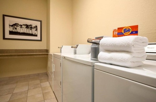 SeaTac House | Ride the free SEA airport shuttle to our hotel in Seattle