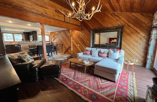 Elkhorn Village Condo | Ridge Condo - Modern Luxury Condo w/Resort Amenities