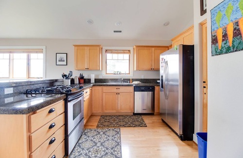 Sisters Condo | Riley`s Mt View Condo near downtown Sisters, community pool & spa