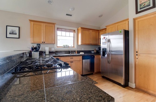 Sisters Condo | Riley`s Mt View Condo near downtown Sisters, community pool & spa